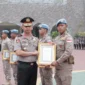 Kapolda Banten Irjen Pol Hendra Kurniawan memberikan piagam penghargaan kepada lima personel Polda Banten atas dedikasi dan pengabdian mereka dalam menjalankan misi perdamaian Perserikatan Bangsa-Bangsa (PBB) di Afrika Tengah melalui Satgas FPU 7 Minusca.