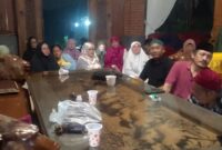 Jajaran pengurus dan anggota Paguyuban Hijrah Titan Squad Bogor (HTSB) mengabadikan momen kebersamaan di sela-sela kegiatan Tadabbur Alam di Villa Joglo, Tamansari, Kabupaten Bogor, Sabtu (10/10/2026). Kegiatan ini diisi dengan pengajian, konsolidasi organisasi, serta olahraga bersama. (Foto: Dok. HTSB)
