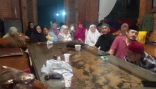 Jajaran pengurus dan anggota Paguyuban Hijrah Titan Squad Bogor (HTSB) mengabadikan momen kebersamaan di sela-sela kegiatan Tadabbur Alam di Villa Joglo, Tamansari, Kabupaten Bogor, Sabtu (10/10/2026). Kegiatan ini diisi dengan pengajian, konsolidasi organisasi, serta olahraga bersama. (Foto: Dok. HTSB)
