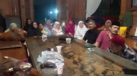 Jajaran pengurus dan anggota Paguyuban Hijrah Titan Squad Bogor (HTSB) mengabadikan momen kebersamaan di sela-sela kegiatan Tadabbur Alam di Villa Joglo, Tamansari, Kabupaten Bogor, Sabtu (10/10/2026). Kegiatan ini diisi dengan pengajian, konsolidasi organisasi, serta olahraga bersama. (Foto: Dok. HTSB)
