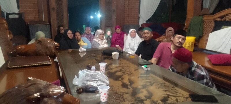 Jajaran pengurus dan anggota Paguyuban Hijrah Titan Squad Bogor (HTSB) mengabadikan momen kebersamaan di sela-sela kegiatan Tadabbur Alam di Villa Joglo, Tamansari, Kabupaten Bogor, Sabtu (10/10/2026). Kegiatan ini diisi dengan pengajian, konsolidasi organisasi, serta olahraga bersama. (Foto: Dok. HTSB)
