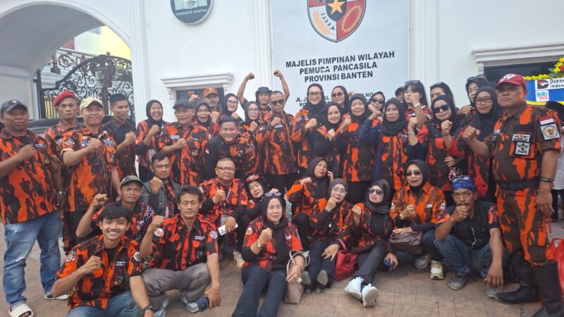 Jajaran Majelis Pimpinan Cabang (MPC) Pemuda Pancasila Kabupaten Lebak berfoto bersama di depan kantor Majelis Pimpinan Wilayah (MPW) Pemuda Pancasila Provinsi Banten dalam rangka memperingati HUT ke-67 Pemuda Pancasila, Rabu (28/10/2026). Kehadiran jajaran tersebut menjadi bentuk partisipasi dan solidaritas kader dalam mendukung kegiatan organisasi serta mempererat kebersamaan antarkader Pemuda Pancasila di Provinsi Banten.
