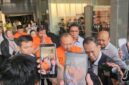 JAKARTA — Komisi Pemberantasan Korupsi (KPK) menetapkan lima orang sebagai tersangka dalam operasi tangkap tangan (OTT) terkait dugaan korupsi pengadaan barang dan jasa menggunakan Dana Siap Pakai (DSP) kebencanaan di lingkungan BNPB. Salah satu tersangka disebut merupakan adik Kepala BNPB Letjen TNI Suharyanto. Dalam operasi tersebut, KPK turut mengamankan uang tunai senilai Rp1,4 miliar dan logam mulia emas. BNPB menyatakan menghormati proses hukum serta berkomitmen kooperatif dalam mendukung penyidikan.