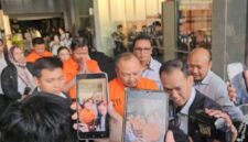 JAKARTA — Komisi Pemberantasan Korupsi (KPK) menetapkan lima orang sebagai tersangka dalam operasi tangkap tangan (OTT) terkait dugaan korupsi pengadaan barang dan jasa menggunakan Dana Siap Pakai (DSP) kebencanaan di lingkungan BNPB. Salah satu tersangka disebut merupakan adik Kepala BNPB Letjen TNI Suharyanto. Dalam operasi tersebut, KPK turut mengamankan uang tunai senilai Rp1,4 miliar dan logam mulia emas. BNPB menyatakan menghormati proses hukum serta berkomitmen kooperatif dalam mendukung penyidikan.