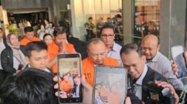 JAKARTA — Komisi Pemberantasan Korupsi (KPK) menetapkan lima orang sebagai tersangka dalam operasi tangkap tangan (OTT) terkait dugaan korupsi pengadaan barang dan jasa menggunakan Dana Siap Pakai (DSP) kebencanaan di lingkungan BNPB. Salah satu tersangka disebut merupakan adik Kepala BNPB Letjen TNI Suharyanto. Dalam operasi tersebut, KPK turut mengamankan uang tunai senilai Rp1,4 miliar dan logam mulia emas. BNPB menyatakan menghormati proses hukum serta berkomitmen kooperatif dalam mendukung penyidikan.