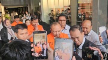JAKARTA — Komisi Pemberantasan Korupsi (KPK) menetapkan lima orang sebagai tersangka dalam operasi tangkap tangan (OTT) terkait dugaan korupsi pengadaan barang dan jasa menggunakan Dana Siap Pakai (DSP) kebencanaan di lingkungan BNPB. Salah satu tersangka disebut merupakan adik Kepala BNPB Letjen TNI Suharyanto. Dalam operasi tersebut, KPK turut mengamankan uang tunai senilai Rp1,4 miliar dan logam mulia emas. BNPB menyatakan menghormati proses hukum serta berkomitmen kooperatif dalam mendukung penyidikan.