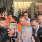 JAKARTA — Komisi Pemberantasan Korupsi (KPK) menetapkan lima orang sebagai tersangka dalam operasi tangkap tangan (OTT) terkait dugaan korupsi pengadaan barang dan jasa menggunakan Dana Siap Pakai (DSP) kebencanaan di lingkungan BNPB. Salah satu tersangka disebut merupakan adik Kepala BNPB Letjen TNI Suharyanto. Dalam operasi tersebut, KPK turut mengamankan uang tunai senilai Rp1,4 miliar dan logam mulia emas. BNPB menyatakan menghormati proses hukum serta berkomitmen kooperatif dalam mendukung penyidikan.